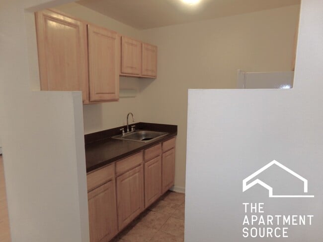 Building Photo - 6002 N Kenmore Ave