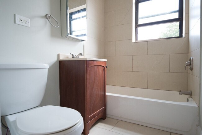 Building Photo - 4742 N Hermitage Ave