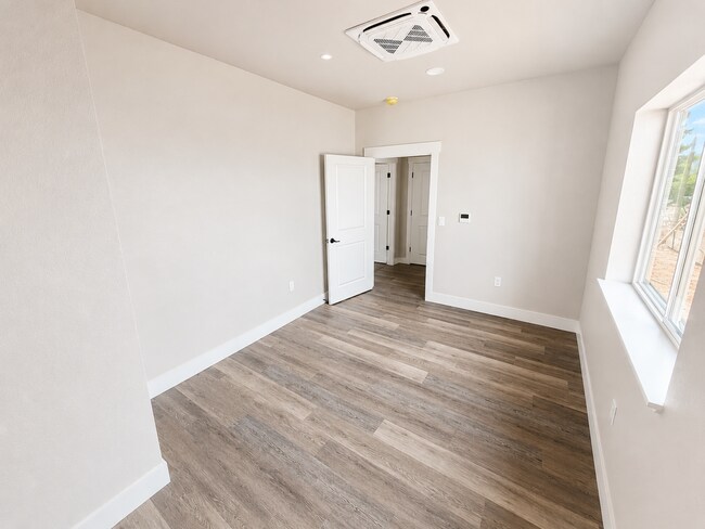 Building Photo - 5581-5581 Linrich Ln
