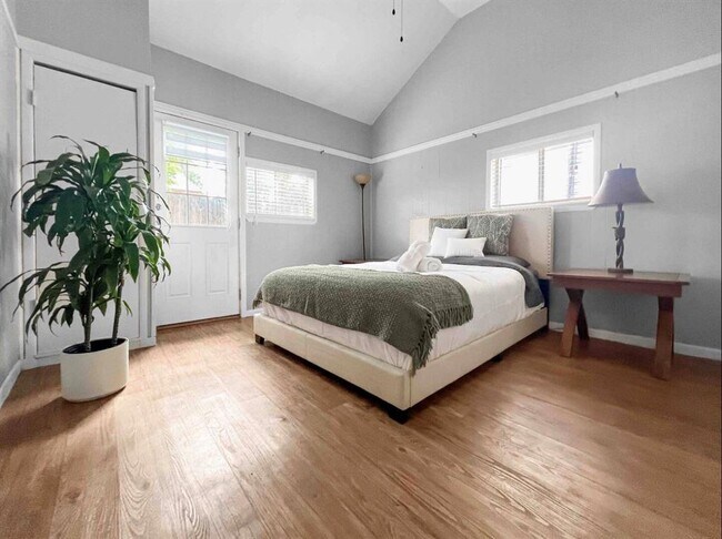 Building Photo - 211 Lessin Ln