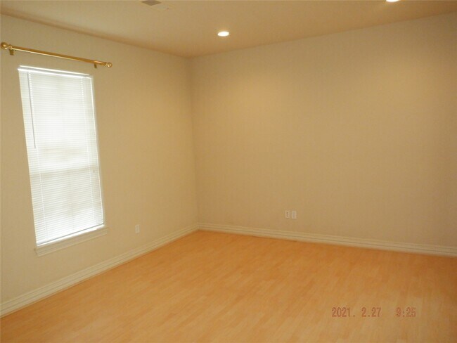 Building Photo - 1903 Spring Cedar Ln