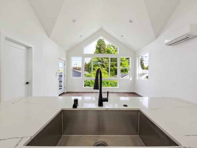 Building Photo - Spacious 3-Bedroom DADU with Private Balcony & Garage
