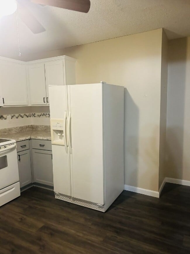 Building Photo - 2/1 Available For Move In Now!