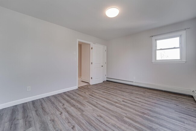 Building Photo - 79 Hoyt St
