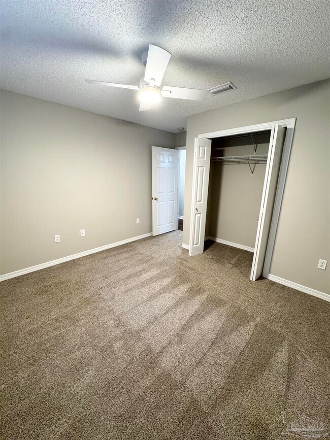 Building Photo - 5661 Fairview Dr