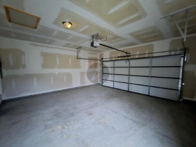 Building Photo - 28 Roundabout Ln