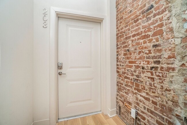 Building Photo - Modern 1 Bedroom, 1 Bath Apartment Home  Located In Historic Westport