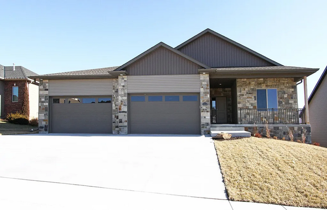 Building Photo - 5 Bedroom and 3 Bathroom House available J...