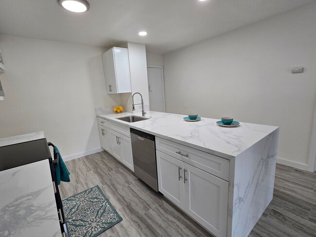 Building Photo - Upgraded Downstairs One Bedroom