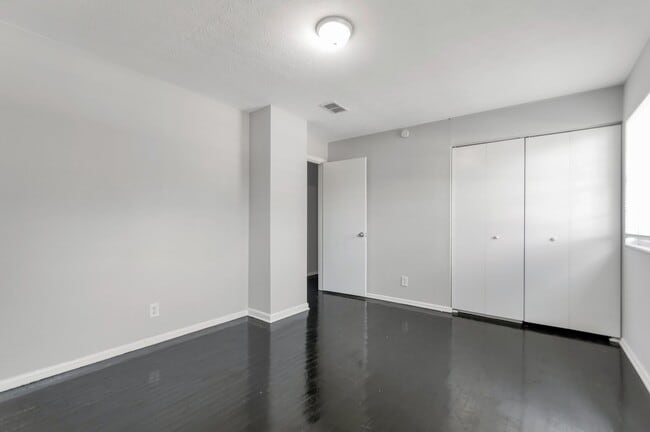 Building Photo - 4543 Moncrief Rd W