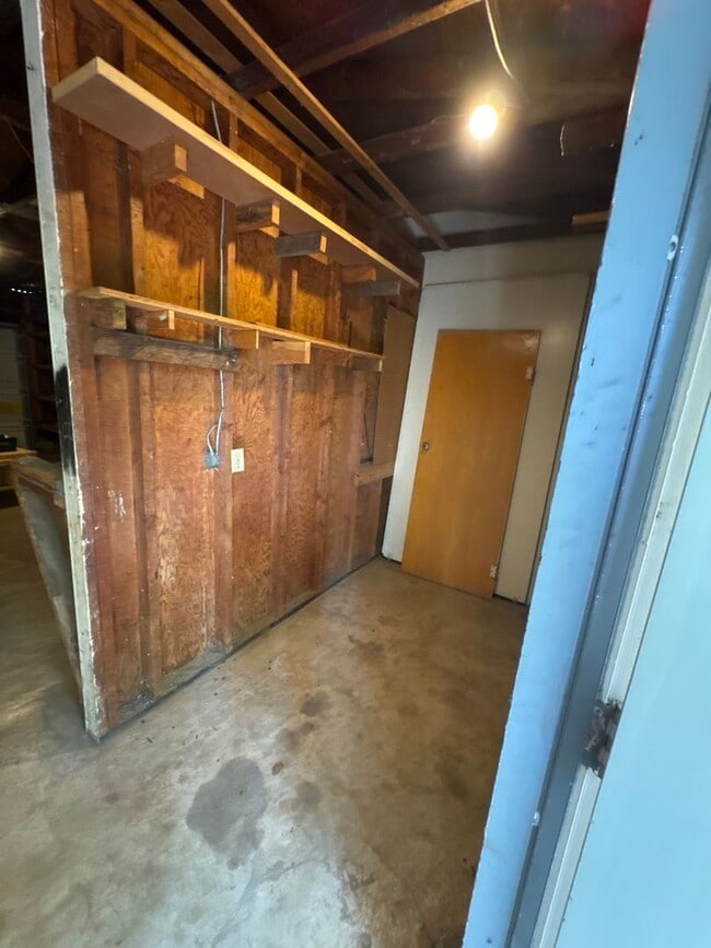 Building Photo - 230-232 NE Azalea Drive