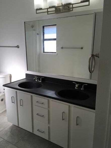 Large master bath with double sinks. - 8604 Willowick Drive