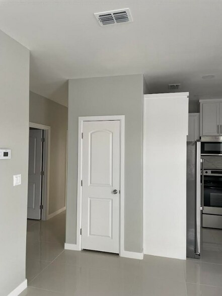 Building Photo - 2507 N Vineyard Ave