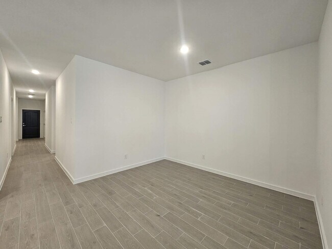 Building Photo - 8338 Bay Oaks Dr