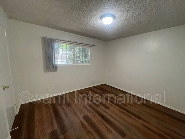 Building Photo - 1303 W 107th St