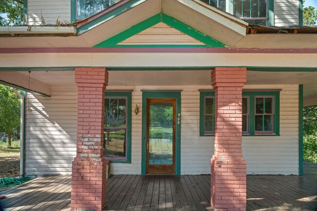 Primary Photo - 305 W Court St