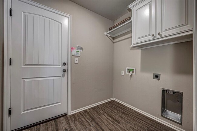 Building Photo - Beautiful 4 bedroom in Yukon