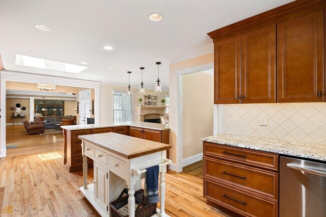 Building Photo - 521 Hollydale Ct NW