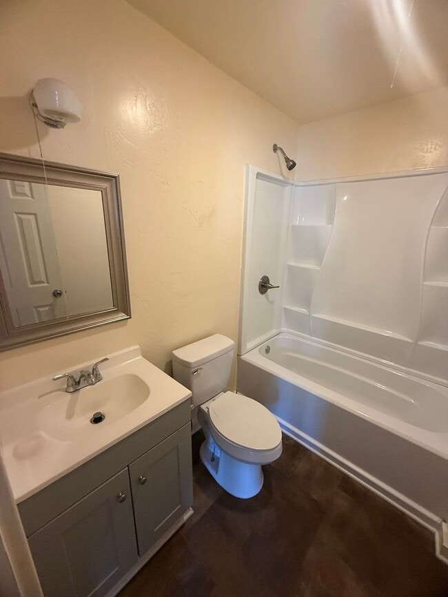 Building Photo - 2 bedroom 1 bath House