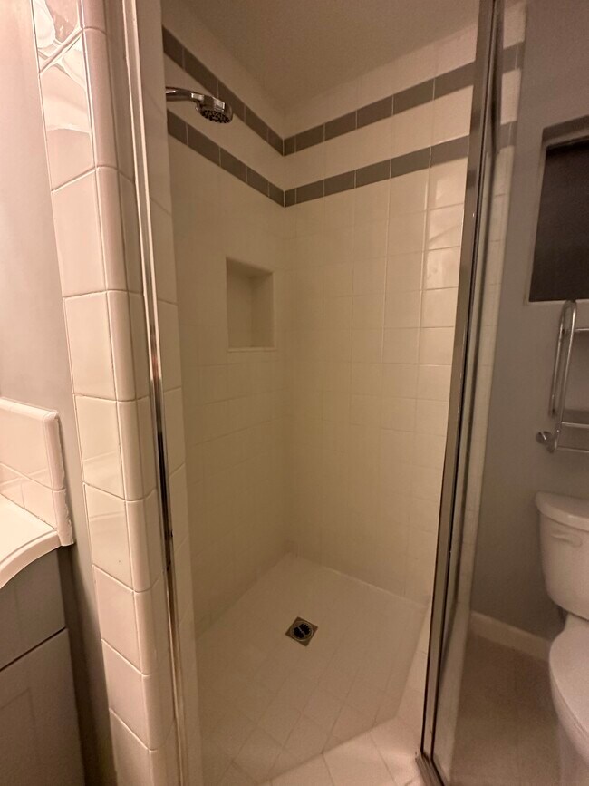 Building Photo - 2026 Holly Hill Ter