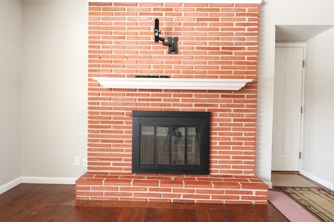 Building Photo - Beautiful 4 Bed 2 Bath w/2 Car Garage