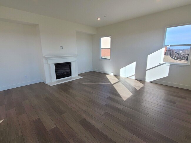 Building Photo - BEAUTIFUL BRAND NEW "NEXT-GEN" HOME W/ SOLAR & SIERRA VIEWS!!