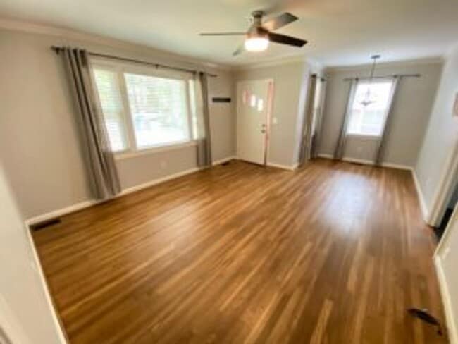 Building Photo - Student Housing in South Rosewood!