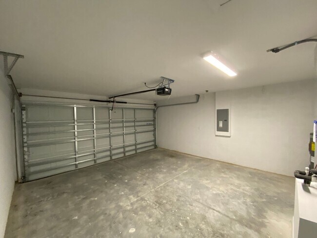 Building Photo - Desirable SW Ocala Neighborhood 3/2/2 - No Carpet- **WON'T LAST**