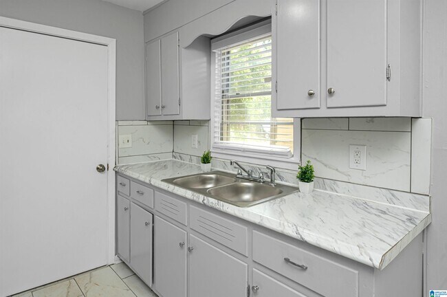 Building Photo - 328 Beta St