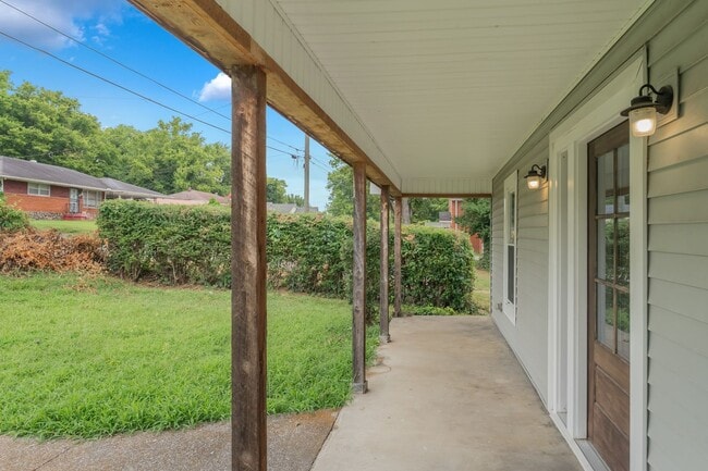 Building Photo - Charlotte Park/Nations bungalow home for r...