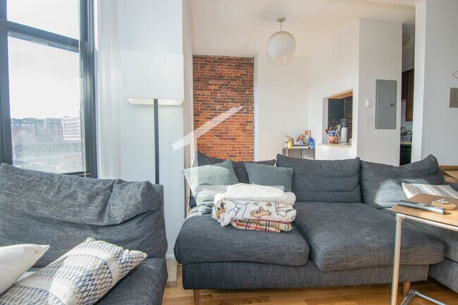 Building Photo - Beautiful 3 Bedroom Available 9/1/26