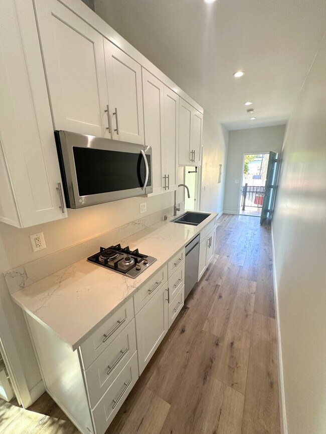 Building Photo - Cute 2bd/2ba unit near USC and within DPS/...