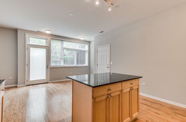 Building Photo - 6617 S Ingleside Ave