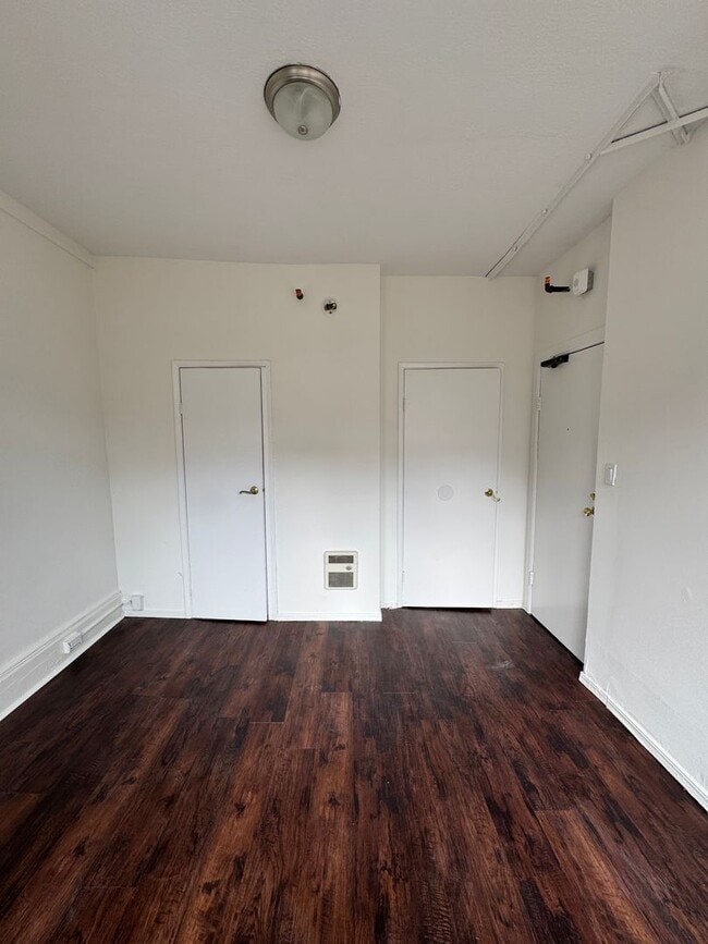 Building Photo - Modern Private Room with Attached Bath in ...