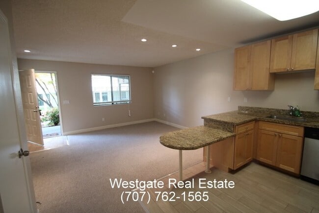 Building Photo - Lovely 1 Bedroom/1 Bathroom West Petaluma ...