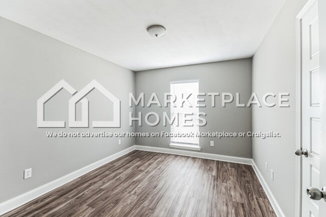Building Photo - 701 Silver Bnd