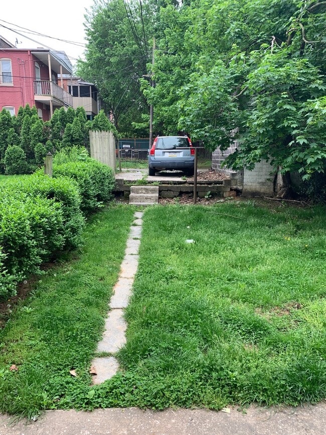 Building Photo - 1st Floor 1 Bedroom Apartment with Yard/Pa...