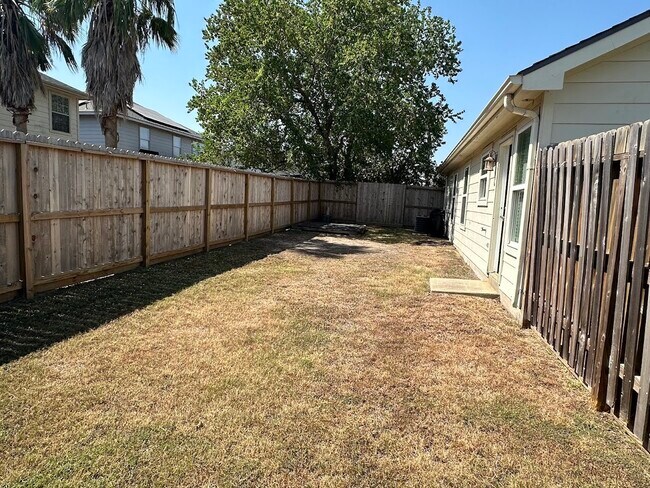 Building Photo - 15103 Possumwood Dr
