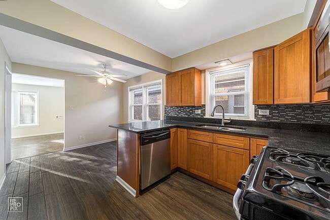 Building Photo - Located in Chicago’s desirable Mount Greenwood neighborhood