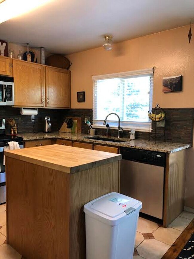 Building Photo - 4 Bd, 2 Ba, Home, Quiet Neighborhood, Great Floorplan, Mature Landscaping!