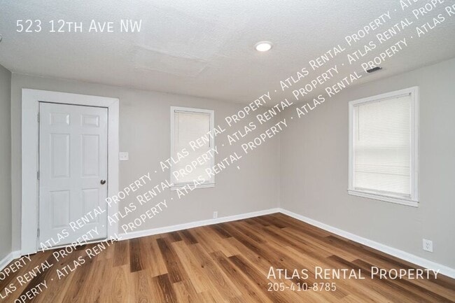 Building Photo - 523 12th Ave NW