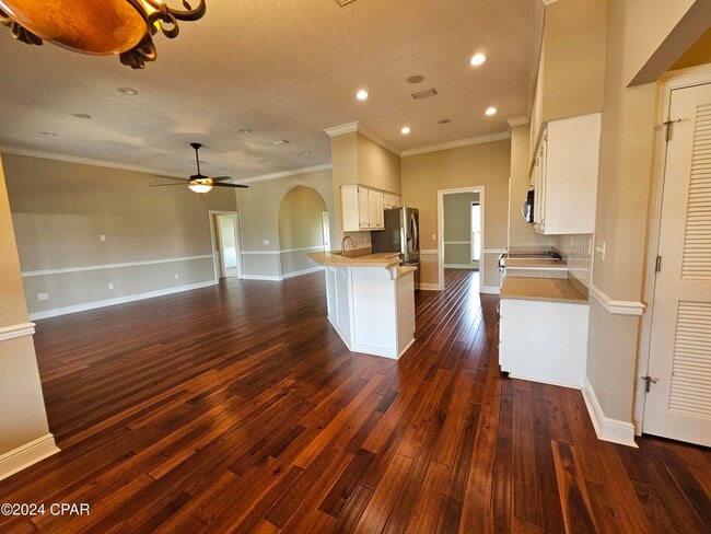 Building Photo - 2103 Coral Dr