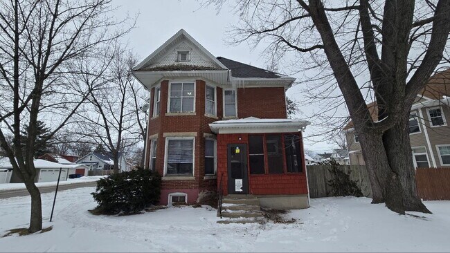 Building Photo - ?? Spacious 3BR/1BA First-Floor Home with Garage & Fenced Yard in Quiet Michigan City Neighborhood