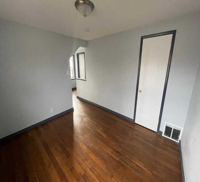 Building Photo - Cute 2 bedroom located on Detroit's East side.