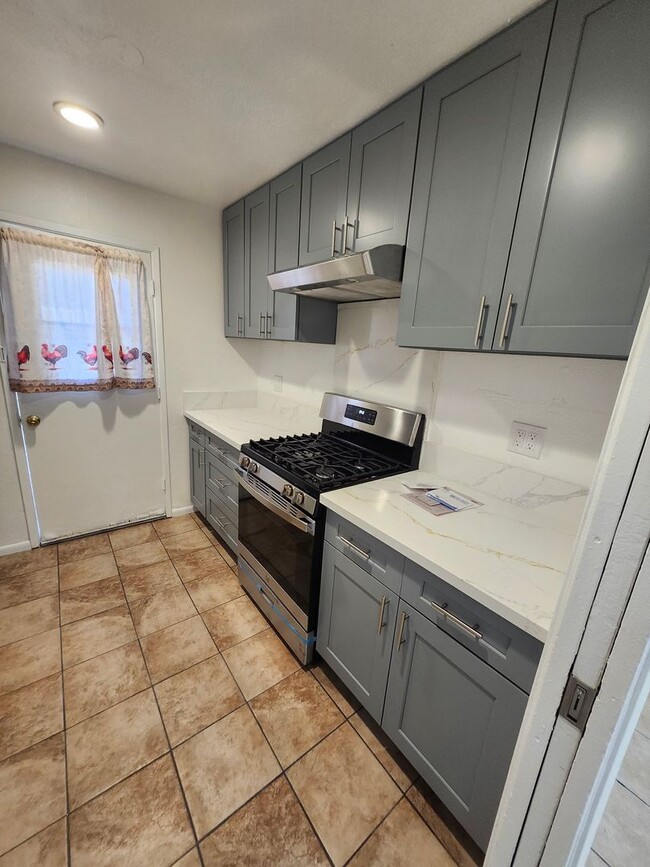Building Photo - M-Muir Ave (triplex)