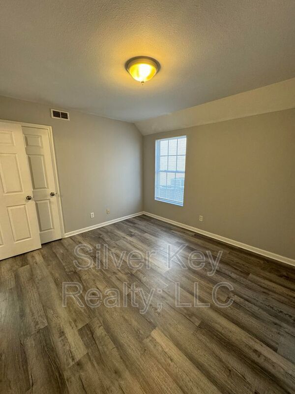 Building Photo - 250 Willow Creek Drive