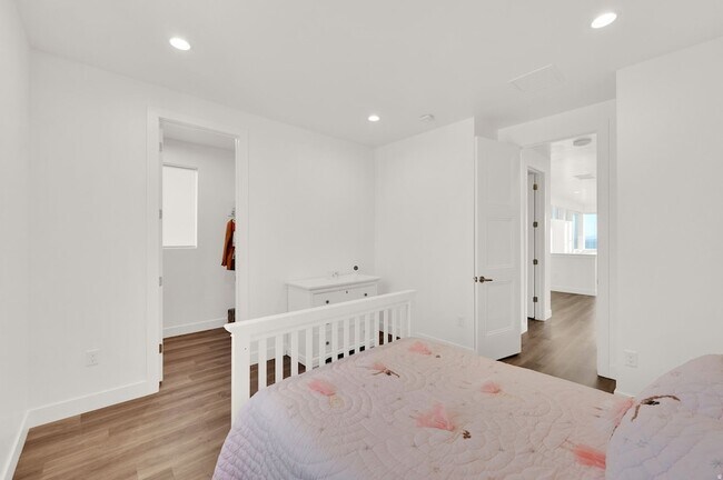 Building Photo - 1722 Oakridge Cir