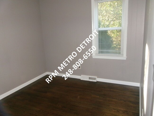 Building Photo - Two Bedroom Home in Royal Oak