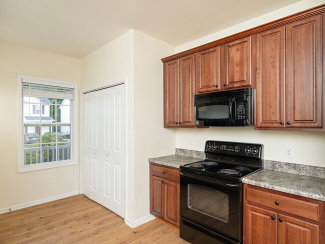 Building Photo - 3 Bed | 2.5 Bath End Unit Townhome in Abbi...