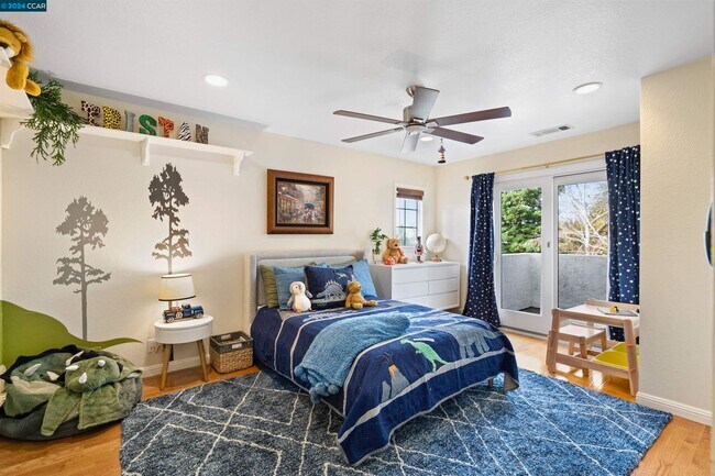 Building Photo - 3040 Stonegate Dr